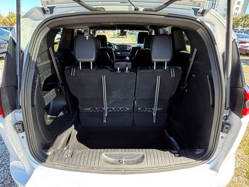 Used 2025 Chrysler Pacifica Select image 34