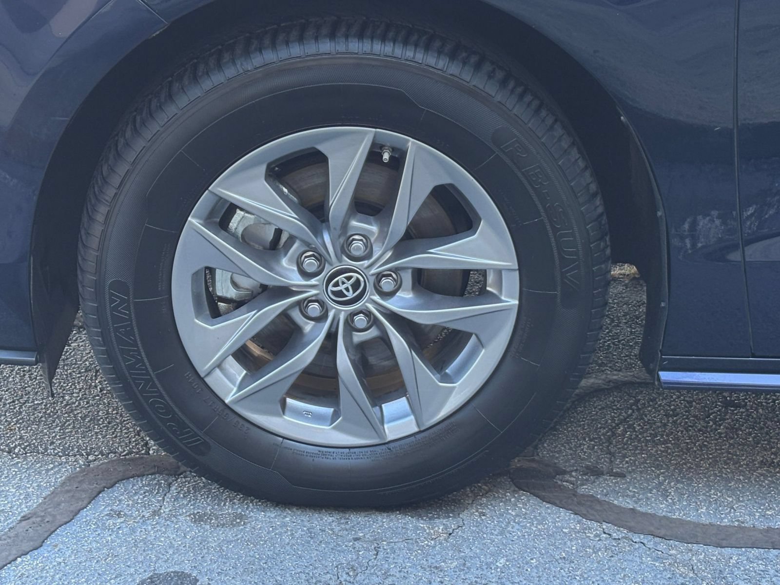 Used 2025 Toyota Sienna XLE FWD image 32