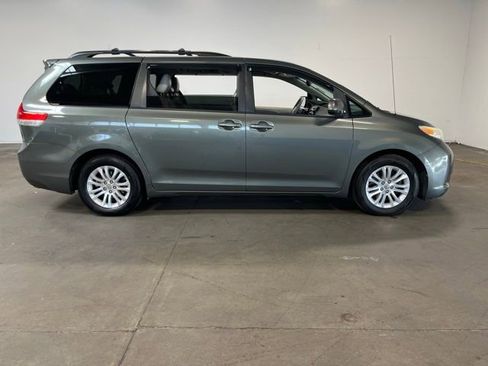 Used 2011 Toyota Sienna XLE FWD image 2