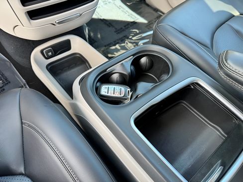 Used 2023 Chrysler Pacifica Touring-L FWD image 33