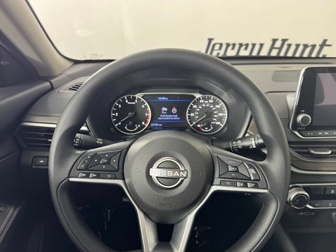 Used 2025 Nissan Altima 2.5 SV FWD image 15