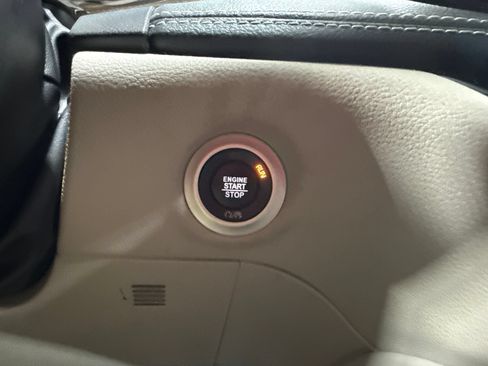 Used 2023 Chrysler Pacifica Limited FWD image 35
