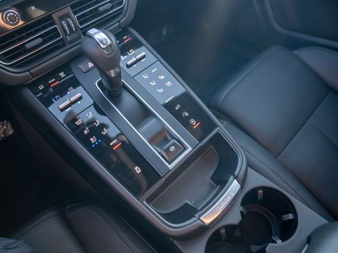 Certified 2022 Porsche Macan AWD/4WD image 21
