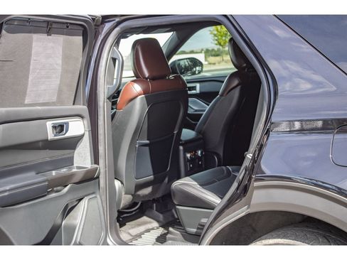 Used 2020 Ford Explorer Platinum w/ Premium Technology Package AWD/4WD image 16