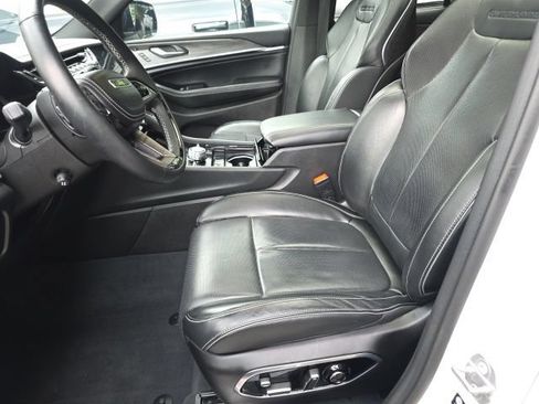 Used 2023 Jeep Grand Cherokee Overland w/ Advanced Protech Group III AWD/4WD image 13