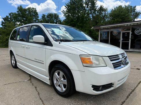 Used 2010 Dodge Grand Caravan SXT w/ Trailer Tow Group FWD image 3