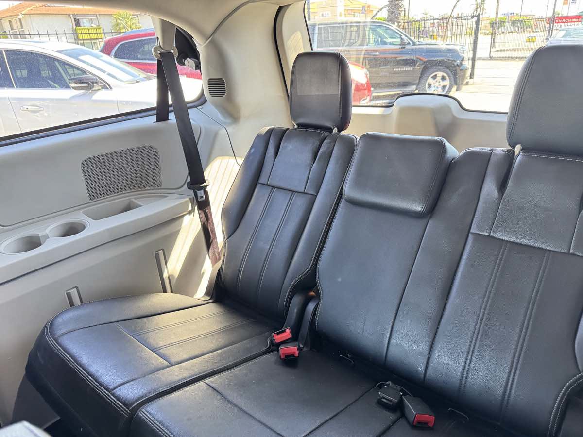 Used 2016 Chrysler Town & Country Touring FWD image 27