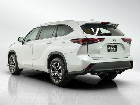 Used 2025 Toyota Highlander XLE AWD/4WD image 3