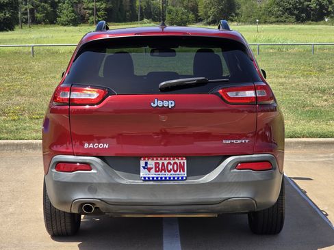 Used 2016 Jeep Cherokee Sport FWD image 5