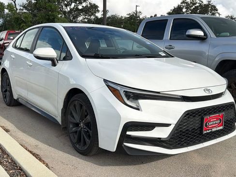 Certified 2025 Toyota Corolla SE w/ SE Premium Package FWD image 3