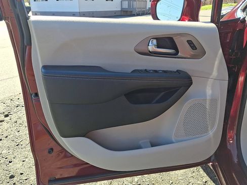 Used 2022 Chrysler Pacifica Touring-L w/ Uconnect Theater Family Group AWD/4WD image 12