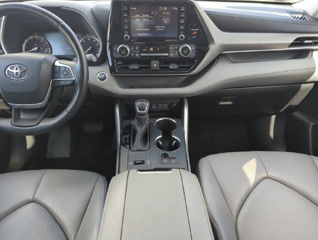 Used 2022 Toyota Highlander XLE FWD image 27