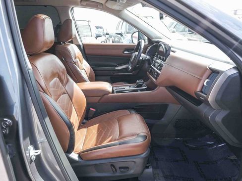 Used 2022 Nissan Pathfinder Platinum w/ Lighting Package (N92) FWD image 18