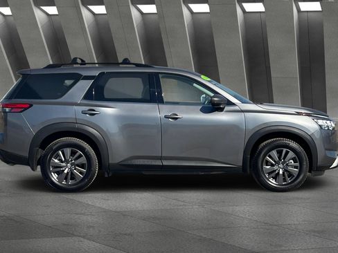 Used 2022 Nissan Pathfinder SV image 3