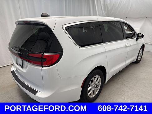 Used 2023 Chrysler Pacifica Touring-L FWD image 2