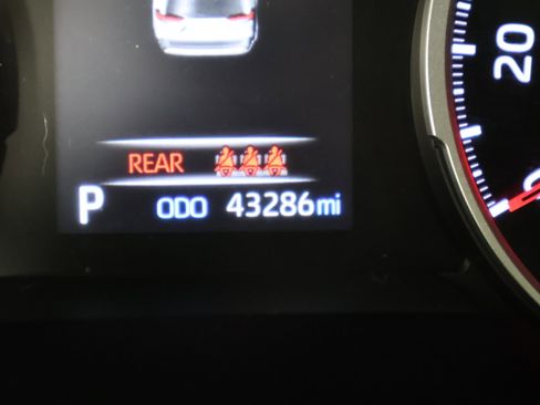 Used 2022 Toyota RAV4 XLE Premium image 17