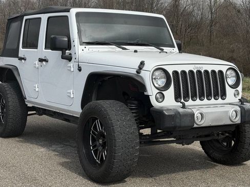 Used 2016 Jeep Wrangler Unlimited Sahara w/ Connectivity Group AWD/4WD image 27