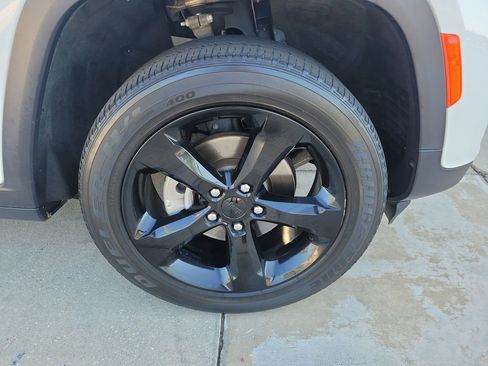 Used 2023 Jeep Grand Cherokee Altitude RWD image 6