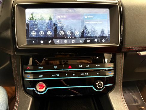 Used 2019 Jaguar F-PACE R-Sport image 20