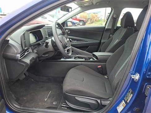 Used 2025 Hyundai Elantra SE image 13