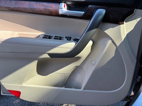 Used 2015 Kia Sorento LX image 13