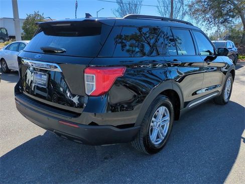 Used 2024 Ford Explorer XLT image 5
