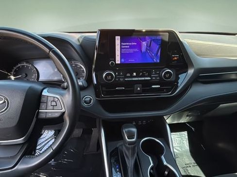 Used 2023 Toyota Highlander LE FWD image 11