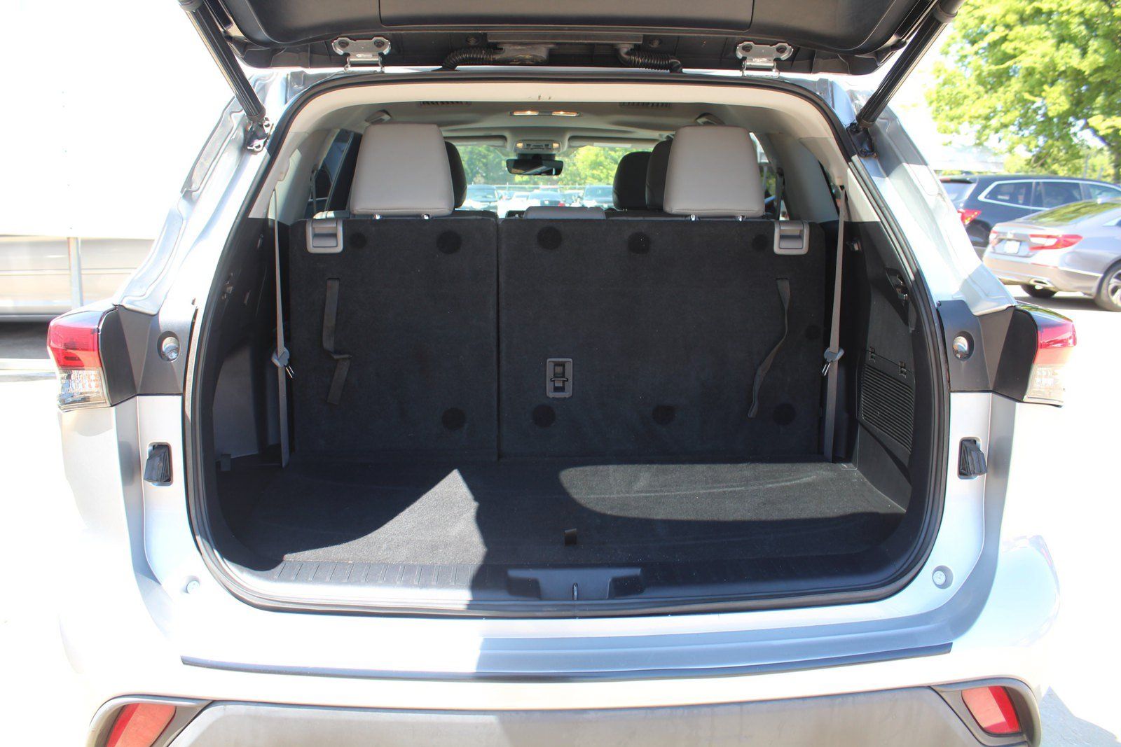 Used 2020 Toyota Highlander XLE AWD/4WD image 21