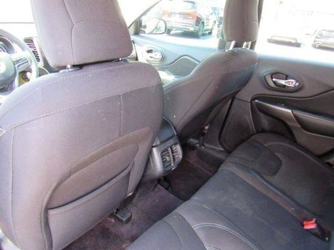 Used 2019 Jeep Cherokee Latitude w/ Popular Appearance Group AWD/4WD image 18