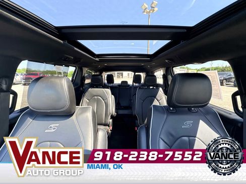Used 2025 Chrysler Pacifica Limited FWD image 40