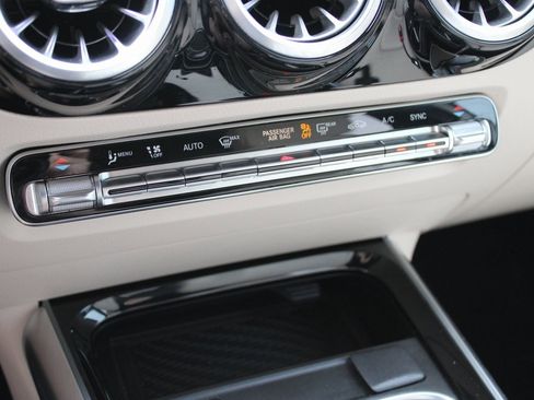 Used 2025 Mercedes-Benz GLA 250 4MATIC image 24