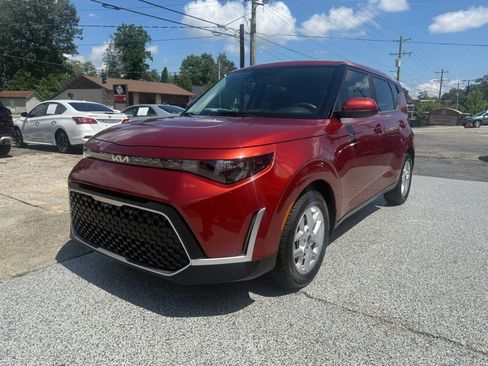 Used 2023 Kia Soul LX w/ Option Group 015 FWD image 2