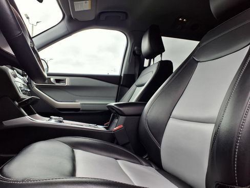 Used 2023 Ford Explorer XLT w/ Equipment Group 202A image 3