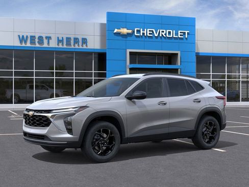Used 2026 Chevrolet Trax LT w/ Driver Confidence Package FWD image 2