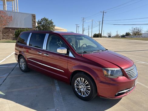 Used 2014 Chrysler Town & Country Touring-L w/ Driver Convenience Group image 6