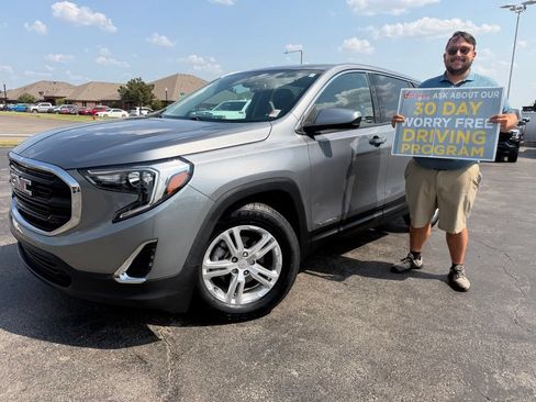 Used 2020 GMC Terrain SLE FWD image 1
