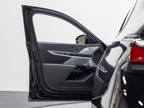 Used 2023 BMW 760i xDrive w/ Executive Package image 30