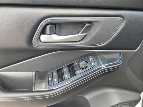 Used 2025 Nissan Rogue SV FWD image 12