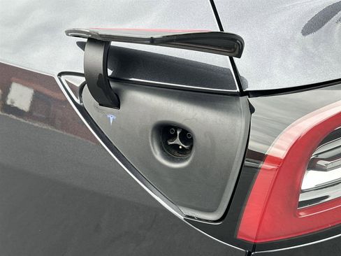 Used 2024 Tesla Model Y Long Range image 9