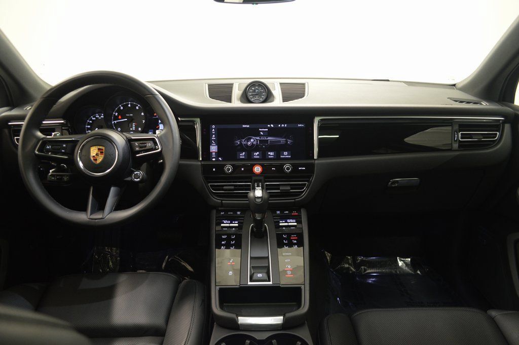 Certified 2025 Porsche Macan AWD/4WD image 37