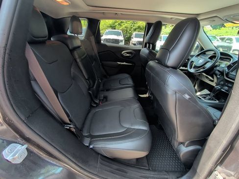Used 2016 Jeep Cherokee Limited w/ Luxury Group AWD/4WD image 13