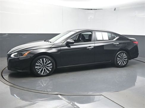 Used 2024 Nissan Altima 2.5 SV image 4