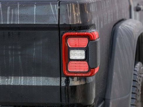 Used 2025 Jeep Gladiator Mojave AWD/4WD image 10