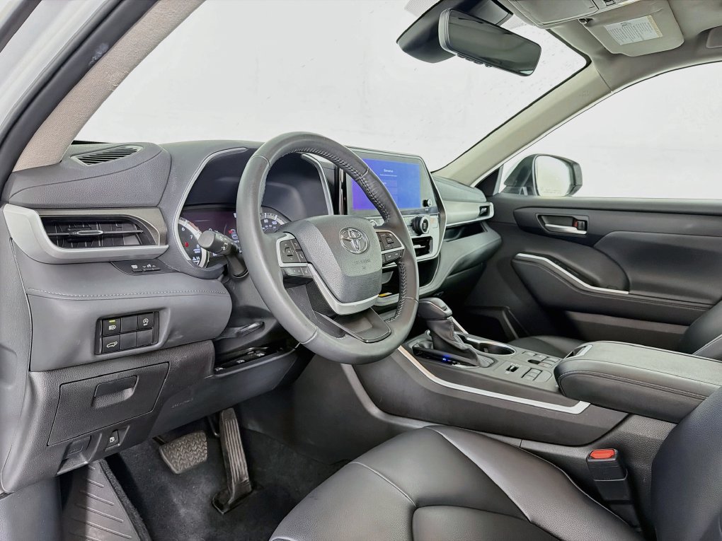 Used 2023 Toyota Highlander XLE AWD/4WD image 14