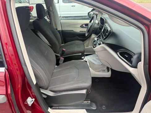 Used 2018 Chrysler Pacifica L FWD image 12