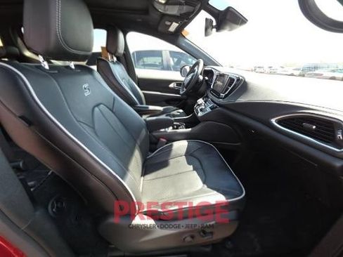 Used 2024 Chrysler Pacifica Limited w/ S Appearance Package FWD image 18