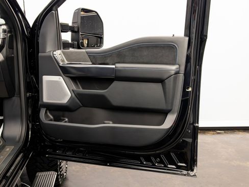 Used 2025 Ford F250 Platinum w/ FX4 Off-Road Package AWD/4WD image 36