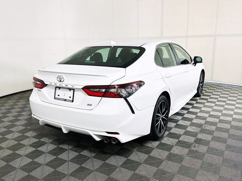 Used 2023 Toyota Camry SE FWD image 3