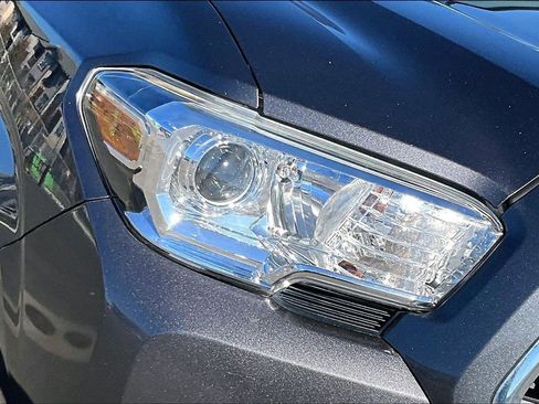 Certified 2019 Toyota Tacoma SR5 image 29