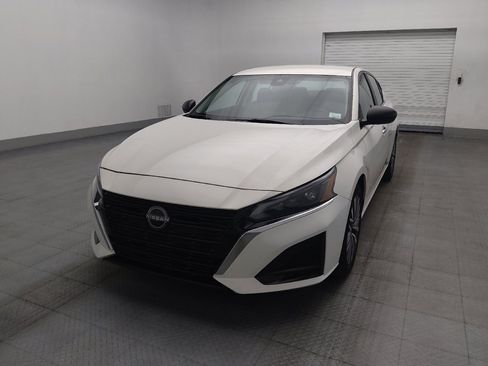 Used 2025 Nissan Altima 2.5 SV FWD image 15